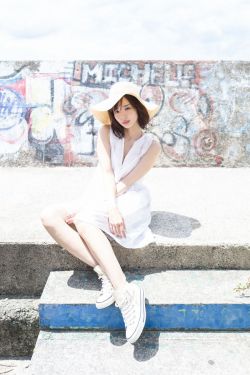 两个猥琐小伙艳福不浅一起享用